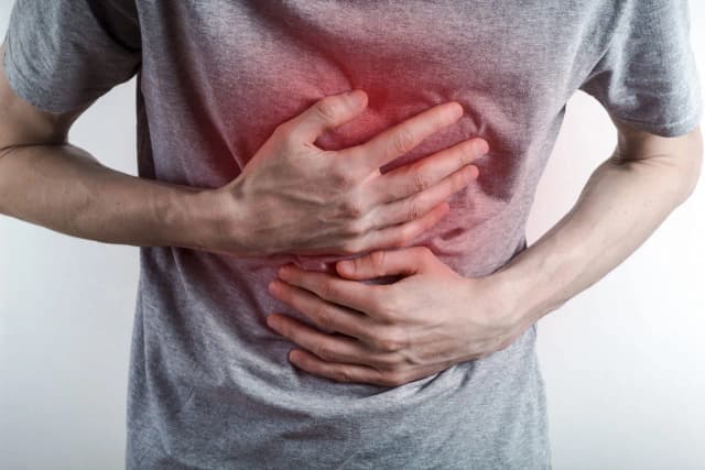 Co oznacza ból w klatce piersiowej? Przyczyny i niebezpieczne objawy Co oznacza ból w klatce piersiowej? Przyczyny i niebezpieczne objawy